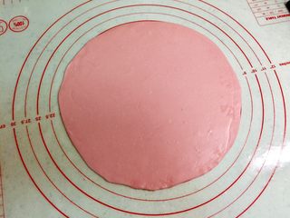 8、暖萌甜咖喱鸡肉卷饼,把两个面团刷油的那一面对着合起，用手按压一下，然后用擀面杖擀成薄厚均匀的圆饼，直径约20cm。