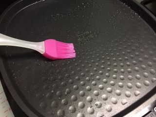 9、暖萌甜咖喱鸡肉卷饼,电饼铛预热好后，在上下盘各刷一层油。