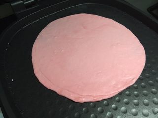 10、暖萌甜咖喱鸡肉卷饼,把擀好的面皮放进电饼铛，盖上盖子，选择“自主烙烤”，用“速脆”火力开始烙饼。