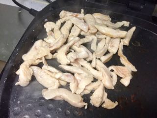 12、暖萌甜咖喱鸡肉卷饼,电饼铛再加一些植物油，把腌制好的鸡肉条放入炒制发白，盛起。