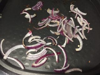 13、暖萌甜咖喱鸡肉卷饼,然后下洋葱丝炒香。