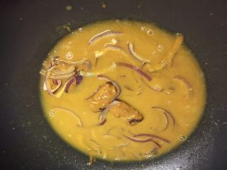 14、暖萌甜咖喱鸡肉卷饼,因为要加入清水，电饼铛太浅，我把洋葱移入炒锅中，加入半碗清水。水开之后，加入两块咖喱块，化开。