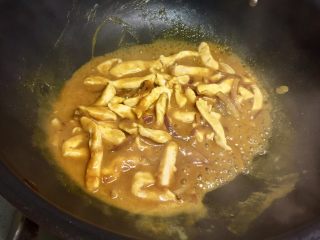 15、暖萌甜咖喱鸡肉卷饼,加入鸡肉条，翻炒。