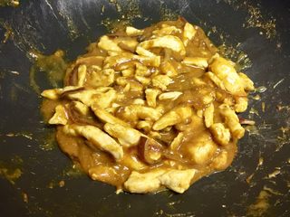 16、暖萌甜咖喱鸡肉卷饼,汤汁收浓稠了即可。