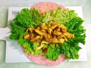 17、暖萌甜咖喱鸡肉卷饼,在一张饼上放两片生菜叶，中间放入咖喱鸡肉条。