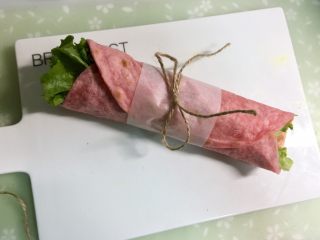 18、暖萌甜咖喱鸡肉卷饼,然后把饼卷起，包上一圈油纸，扎上麻绳即可。