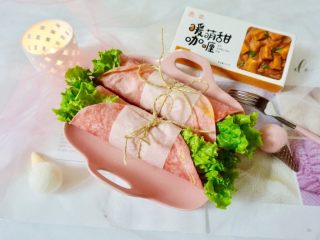 19、暖萌甜咖喱鸡肉卷饼,卷饼就做好了，因为咖喱鸡肉的味道已经很浓郁了，所以饼上不需要再刷酱料了。