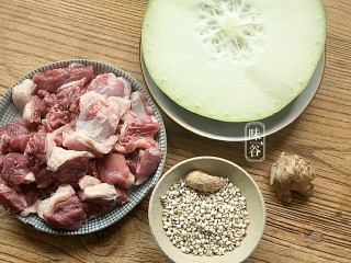 1、冬瓜薏米老鸭汤,准备好材料，老鸭去脖子、脚和屁股，清洗干净，去掉多余的油脂，剁成大块。