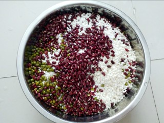 1、不同类型粽子的包法,糯米和豆子，按4:1的比例准备好。