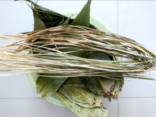 2、不同类型粽子的包法,粽子叶和香蒲叶用水泡一泡（一定要充分浸泡，要不然咔咔断）