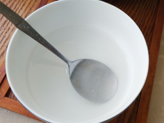 4、不同类型粽子的包法,用开水把苏打冲开，开水记得是开水呀。