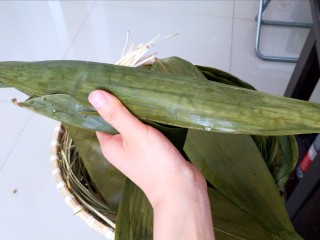 11、不同类型粽子的包法,再用两张叠在一起的粽叶把另外一个面包上。如图。