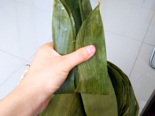 12、不同类型粽子的包法,包好的粽子叶下端再次对折。