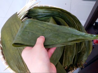 7、不同类型粽子的包法,两粽子同方向叶叠到一起，对折。