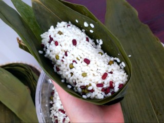 10、不同类型粽子的包法,把糯米填满，微微压实一些。