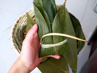 13、不同类型粽子的包法,用绳子把下端固定住。