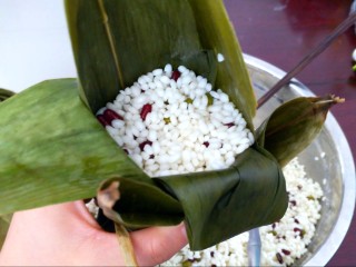 14、不同类型粽子的包法,再往里面添一些糯米，压实，用一双筷子上下插几次，把角落怼实。