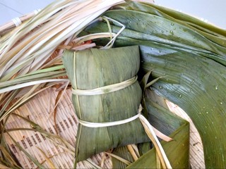 16、不同类型粽子的包法,第一个粽子算是包完了，可是好丑→_→