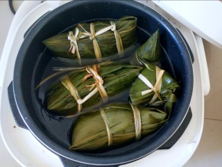 18、不同类型粽子的包法,粽子放进高压锅里，水要没过粽子哦(´-ω-`)