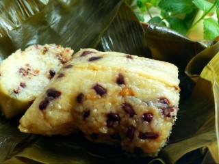 19、不同类型粽子的包法,粽子煮熟啦，金黄色，再尝尝味道~嗯好吃，口感Q弹。