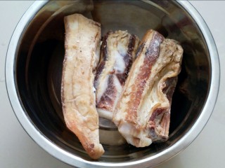 21、不同类型粽子的包法,腊肉用热水煮一下。洗干净