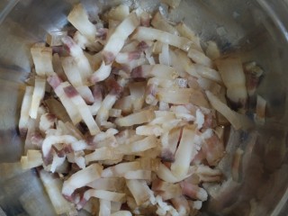 22、不同类型粽子的包法,腊肉切块，看个人洗好，喜欢大块肉的切大点也行，我喜欢到处都是肉的就切得比较细。