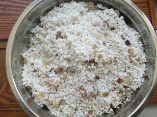 23、不同类型粽子的包法,糯米和腊肉搅拌均匀，糯米没有用水泡过，是干的，包的时候不用包得特别紧，要不然糯米吸水胀大了容易裂开。