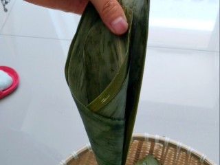 24、不同类型粽子的包法,两张粽子叶，用大头往里卷两圈，保证地端不漏米。