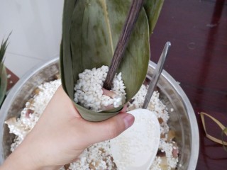 25、不同类型粽子的包法,把糯米往里加，用筷子把角的位子怼实，其它地方不用压得太实。