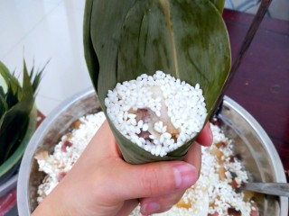 26、不同类型粽子的包法,把米加到平口就行了，用手稍微压一压。