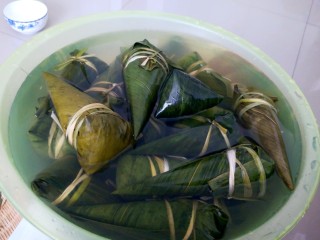 30、不同类型粽子的包法,因为米没有泡过，所以包好的粽子尽量用水泡1-2小时后在煮。