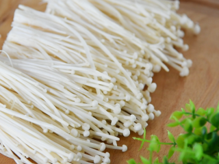 2、金针菇好吃又简单的做法,超级下饭哦!,撕成段备用