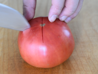 3、金针菇好吃又简单的做法,超级下饭哦!,番茄切十字口