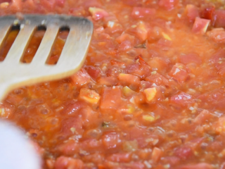 9、金针菇好吃又简单的做法,超级下饭哦!,边炒变按压番茄,至番茄炒融