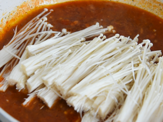 11、金针菇好吃又简单的做法,超级下饭哦!,拔匀后倒入金针菇,关盖小火煮5分钟