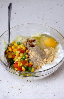 4、创意西餐：让小朋友喜爱的烤鳕鱼饼 ,将准备好的所有材料及配料一起放入大碗中，并搅拌均匀。