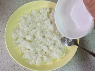 2、牛油果肉松寿司,米饭蒸熟，放入寿司醋，拌匀。也可用盐：糖：醋按1：5：10来调配。