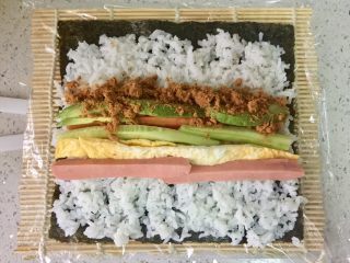 5、牛油果肉松寿司,放入肉松。