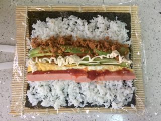 6、牛油果肉松寿司,挤上番茄酱和蛋黄酱，可以根据个人口味添加。