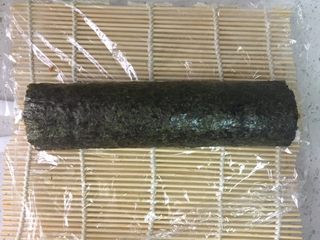 8、牛油果肉松寿司,卷成长条。