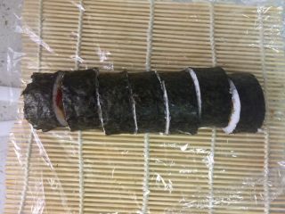 9、牛油果肉松寿司,再用锋利的刀把长条切成等分的小段。