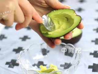 2、鸡蛋芝士焗牛油果,牛油果切开，挖一个坑，牛油果肉不需要全部挖掉。
