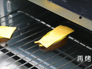 3、鸡蛋芝士焗牛油果,烤箱预热180度，烤10分钟，拿出来将芝士摆上，再烤3分钟。