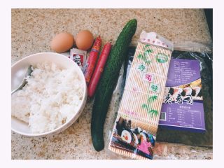 1、寿司,准备好食材！米饭、鸡蛋、黄瓜、火腿、紫菜