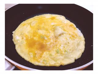 2、寿司,锅里加油，鸡蛋煎成蛋饼。