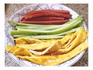 3、寿司,火腿、鸡蛋饼、黄瓜切成长条！备用