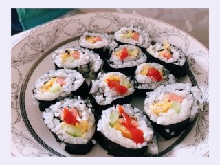 5、寿司,切好装盘。加一点番茄酱。