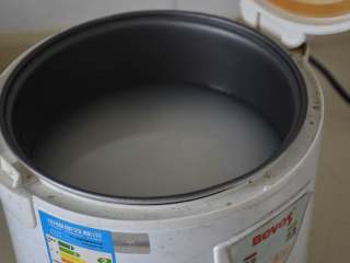 2、寿司,加水浸泡30分钟。