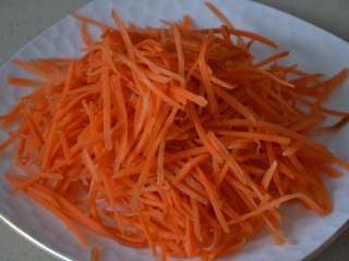 4、寿司,胡萝卜切细丝，焯水控干水分备用。