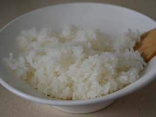 6、寿司,放入大碗内。